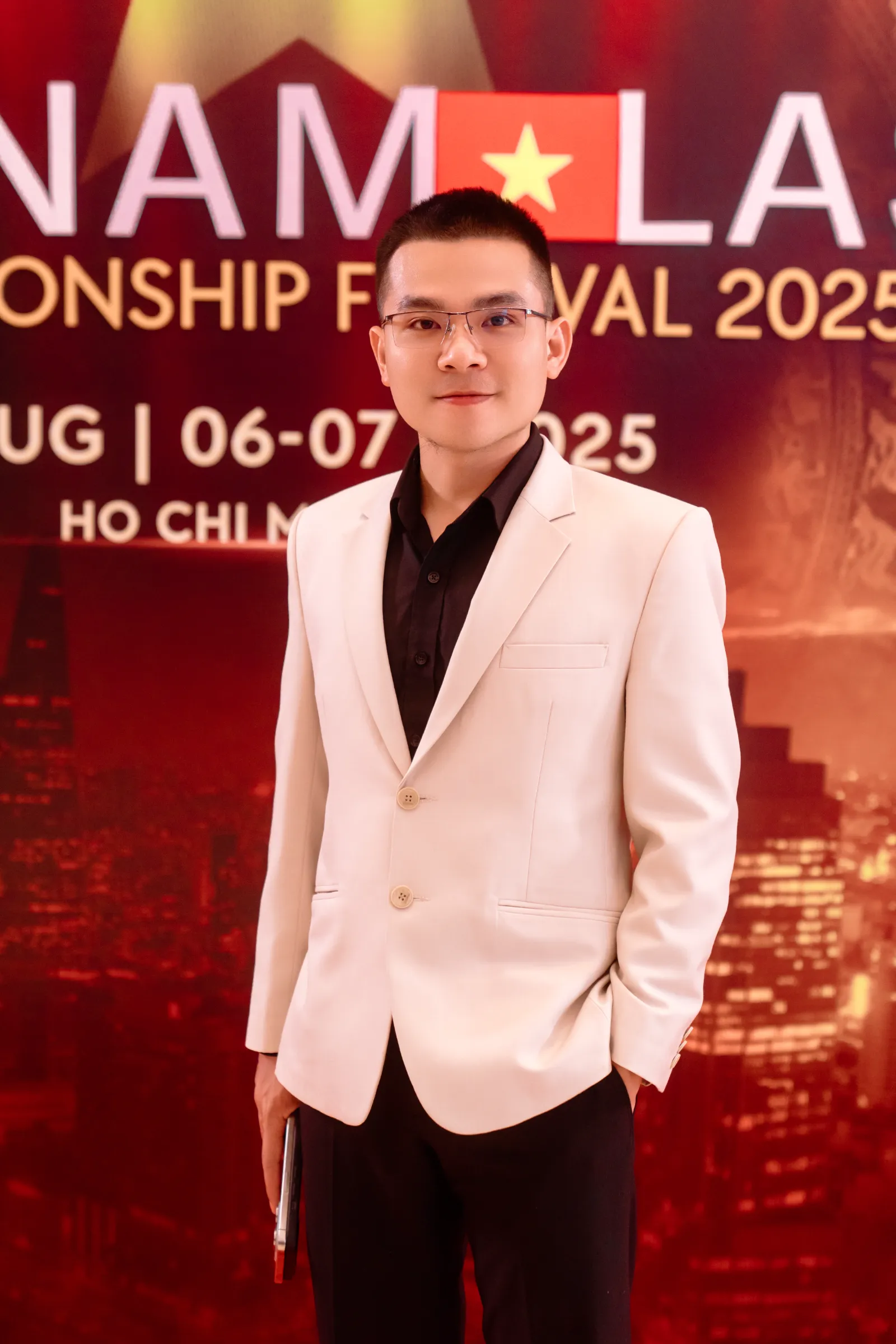 Chủ spa tham gia sự kiện chuyên ngành lớn để nâng cao kiến thức và mở rộng quan hệ đối tác kinh doanh.