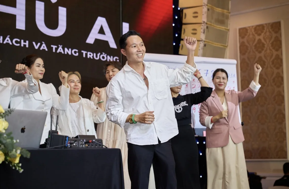 Nhóm học viên người Việt đang thực hành sắp xếp góc chụp trong lớp, không khí sôi nổi, minh hoạ bước dựng góc chụp cố định cho cơ sở làm đẹp