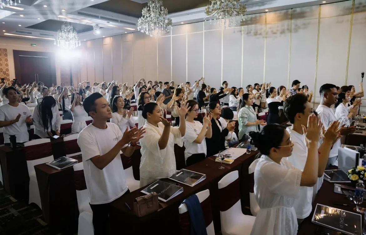 Toàn cảnh lớp học của chủ cơ sở làm đẹp người Việt đang nghe hướng dẫn về bỏ thuế khoán hộ kinh doanh 2026, phòng học sáng, nhiều người ngồi ghi chép