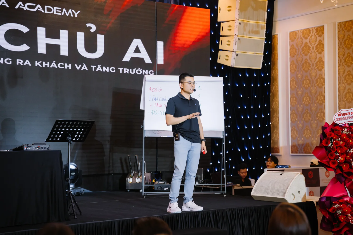 Hải Phạm đứng chỉ bảng với không khí nghiêm túc, giảng về nguyên tắc chỉ viết bài mà ra đơn thì phải gọi là pháp sư