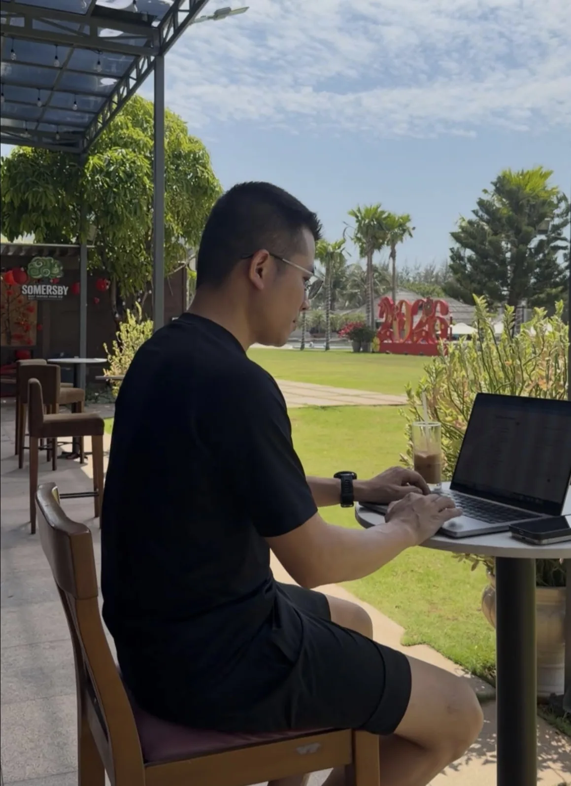 Hải Phạm ngồi trước máy tính rà lại bảng doanh thu của một cơ sở làm đẹp khi hướng dẫn về hộ kinh doanh doanh thu bao nhiêu phải nộp thuế