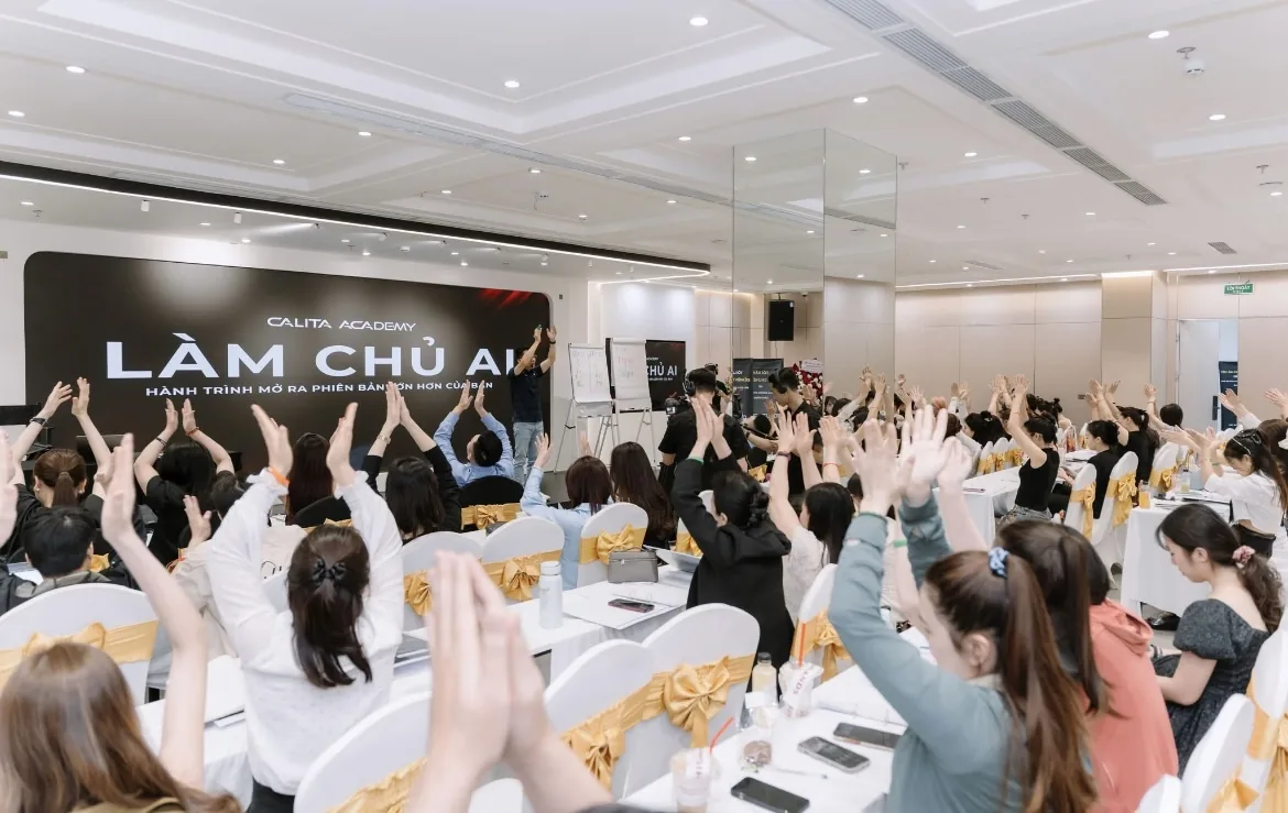 Toàn cảnh lớp học của chủ cơ sở làm đẹp người Việt đang nghe hướng dẫn về hộ kinh doanh doanh thu bao nhiêu phải nộp thuế, phòng học sáng, nhiều người ngồi ghi chép