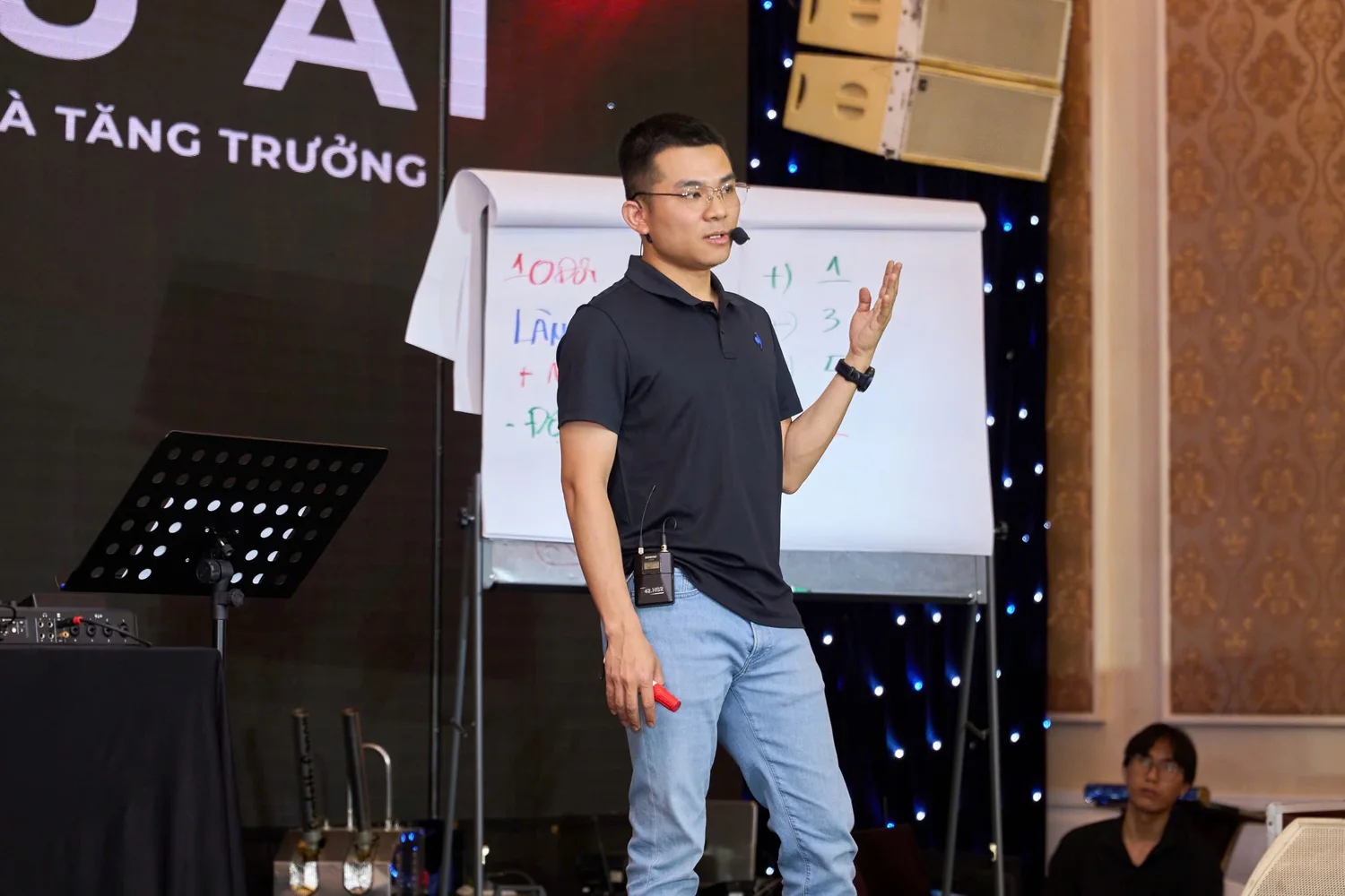 Hải Phạm chỉ bảng giữa không khí sôi nổi, cả lớp chủ tiệm nail và nối mi cùng bàn cách tăng doanh thu spa nhỏ