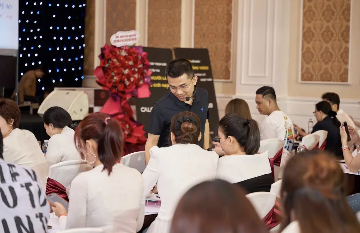 Hải Phạm ngồi trước máy tính rà lại bảng doanh thu của một cơ sở làm đẹp khi hướng dẫn về hóa đơn điện tử hộ kinh doanh spa