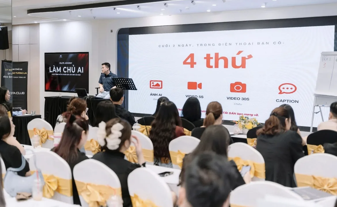 Học viên là chủ tiệm giơ tay hỏi lại một chi tiết về hóa đơn điện tử hộ kinh doanh spa trong buổi hướng dẫn, không khí tập trung