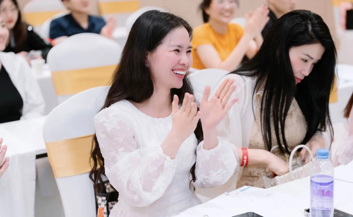Học viên đang cười trong không khí vui sau khi gỡ được nút thắt học xong em thấy khó quá.