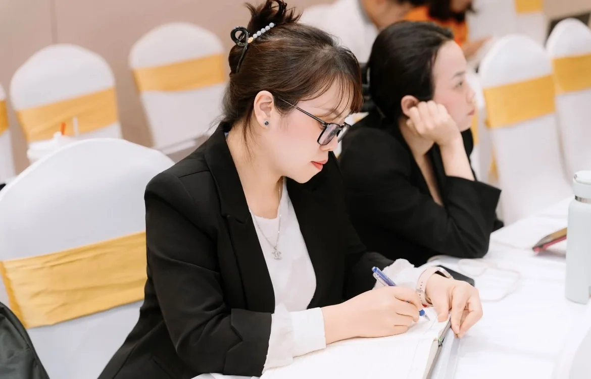 Học viên đang ghi chép rất tập trung, ghi lại mốc tự chấm để không còn học xong em thấy khó quá.