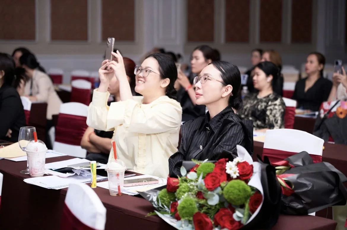 Học viên đang chụp ảnh trong không khí vui của lớp, giai đoạn trước khi câu học xong em thấy khó quá xuất hiện.