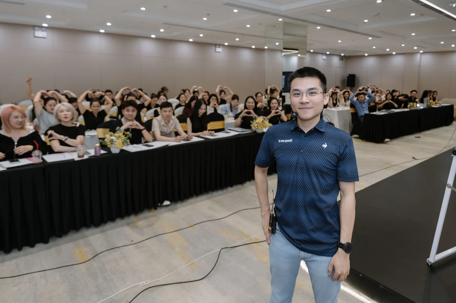 Nhóm học viên chủ tiệm làm đẹp cười vui khi cùng dựng video AI giống quay thật từ ca làm