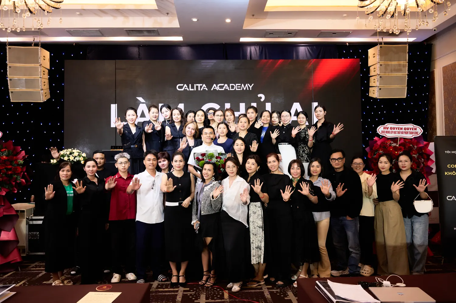 Các chủ tiệm trao đổi rôm rả quanh bàn, cùng sửa kế hoạch kinh doanh cơ sở làm đẹp của nhau
