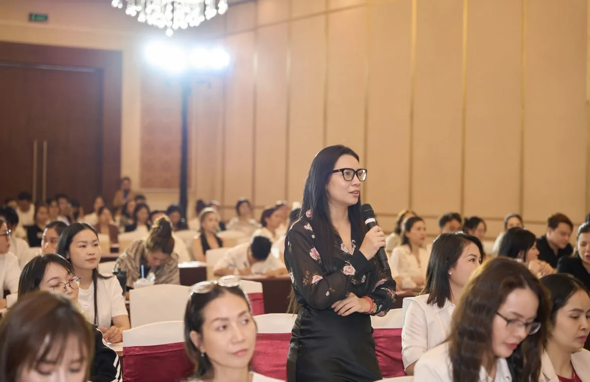 Hải Phạm ngồi trước máy tính rà lại bảng doanh thu của một cơ sở làm đẹp khi hướng dẫn về lệ phí môn bài hộ kinh doanh 2026