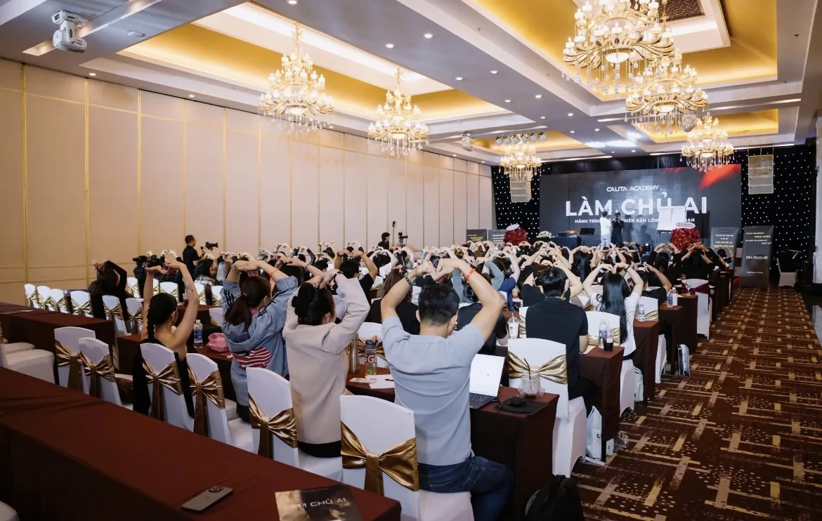Toàn cảnh lớp học của chủ cơ sở làm đẹp người Việt đang nghe hướng dẫn về lệ phí môn bài hộ kinh doanh 2026, phòng học sáng, nhiều người ngồi ghi chép