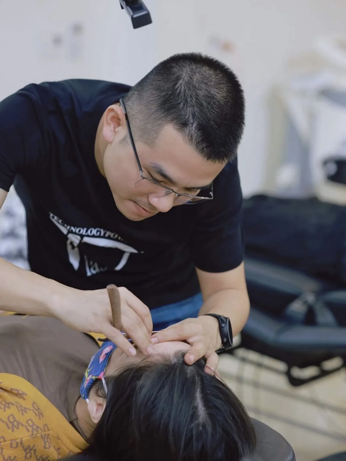 Chủ cơ sở làm đẹp người Việt ngồi ghi chép lại các mốc cần nhớ liên quan tới lệ phí môn bài hộ kinh doanh 2026 trong sổ tay đặt trên bàn