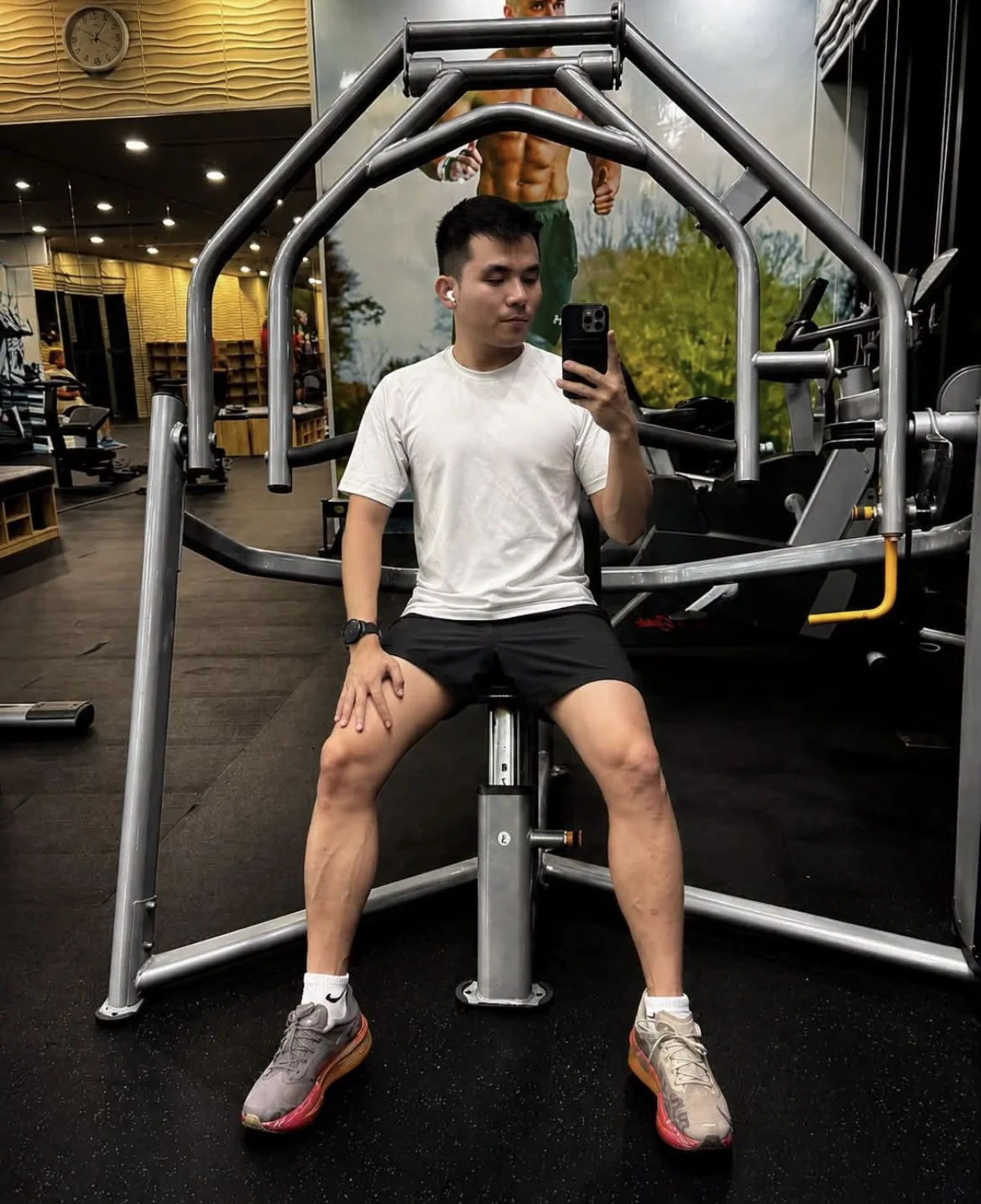 Hải Phạm cầm điện thoại trong không khí bình yên, minh hoạ cách chủ cơ sở giữ liên lạc với khách trong marketing cơ sở