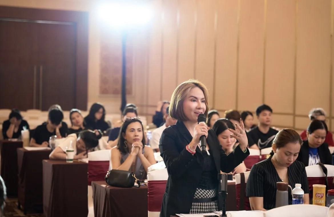 Hải Phạm ngồi trước máy tính rà lại bảng doanh thu của một cơ sở làm đẹp khi hướng dẫn về mở spa nên đăng ký hộ kinh doanh hay công ty