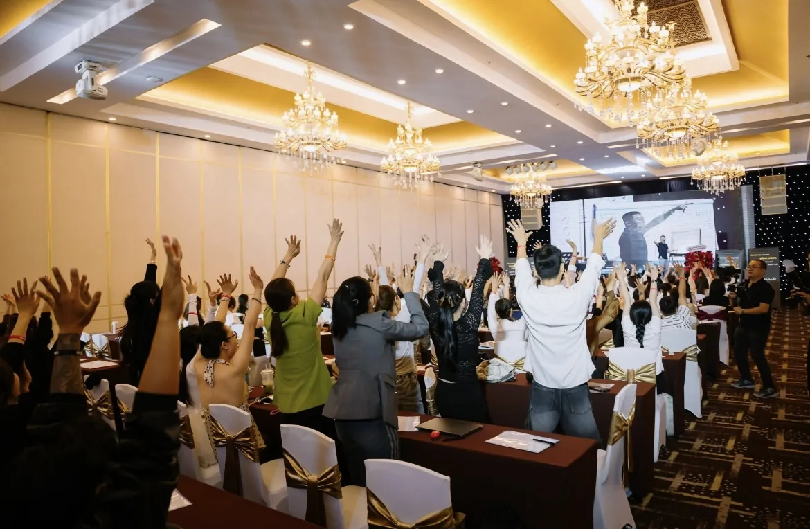 Toàn cảnh lớp học của chủ cơ sở làm đẹp người Việt đang nghe hướng dẫn về mở spa nên đăng ký hộ kinh doanh hay công ty, phòng học sáng, nhiều người ngồi ghi chép