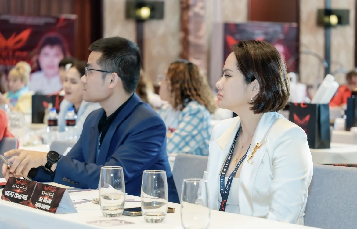 Nhiều học viên nghề kỹ thuật ngồi im nghe giảng, không ai cầm điện thoại, cả phòng cùng nhìn một hướng