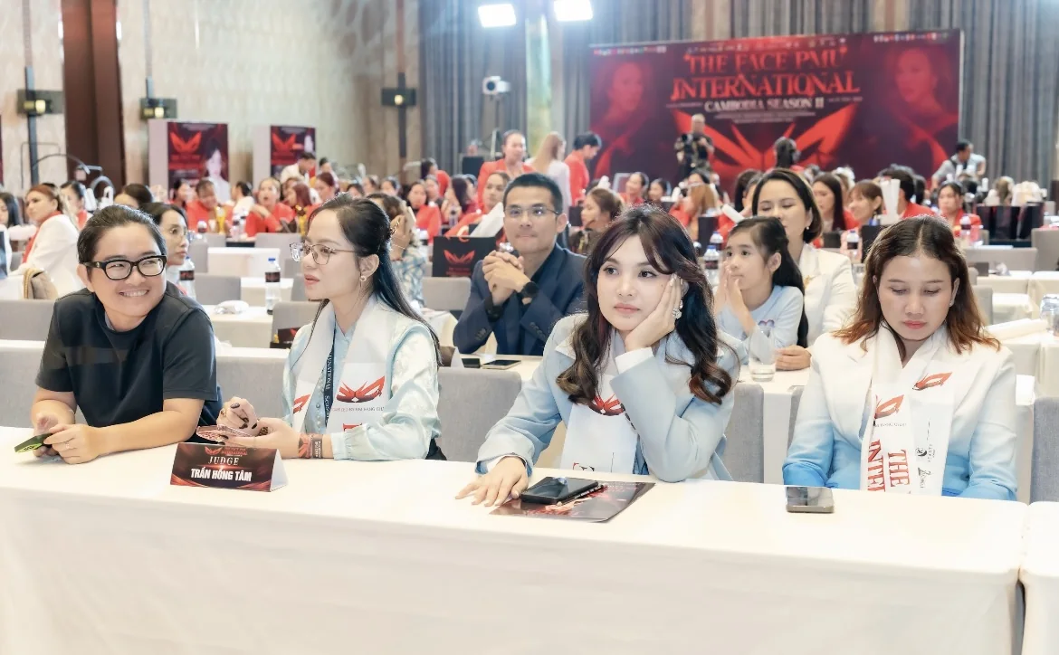 Học viên làm nghề kỹ thuật ngồi nghe giảng trong lớp, không khí tập trung, mắt hướng lên phía bục giảng