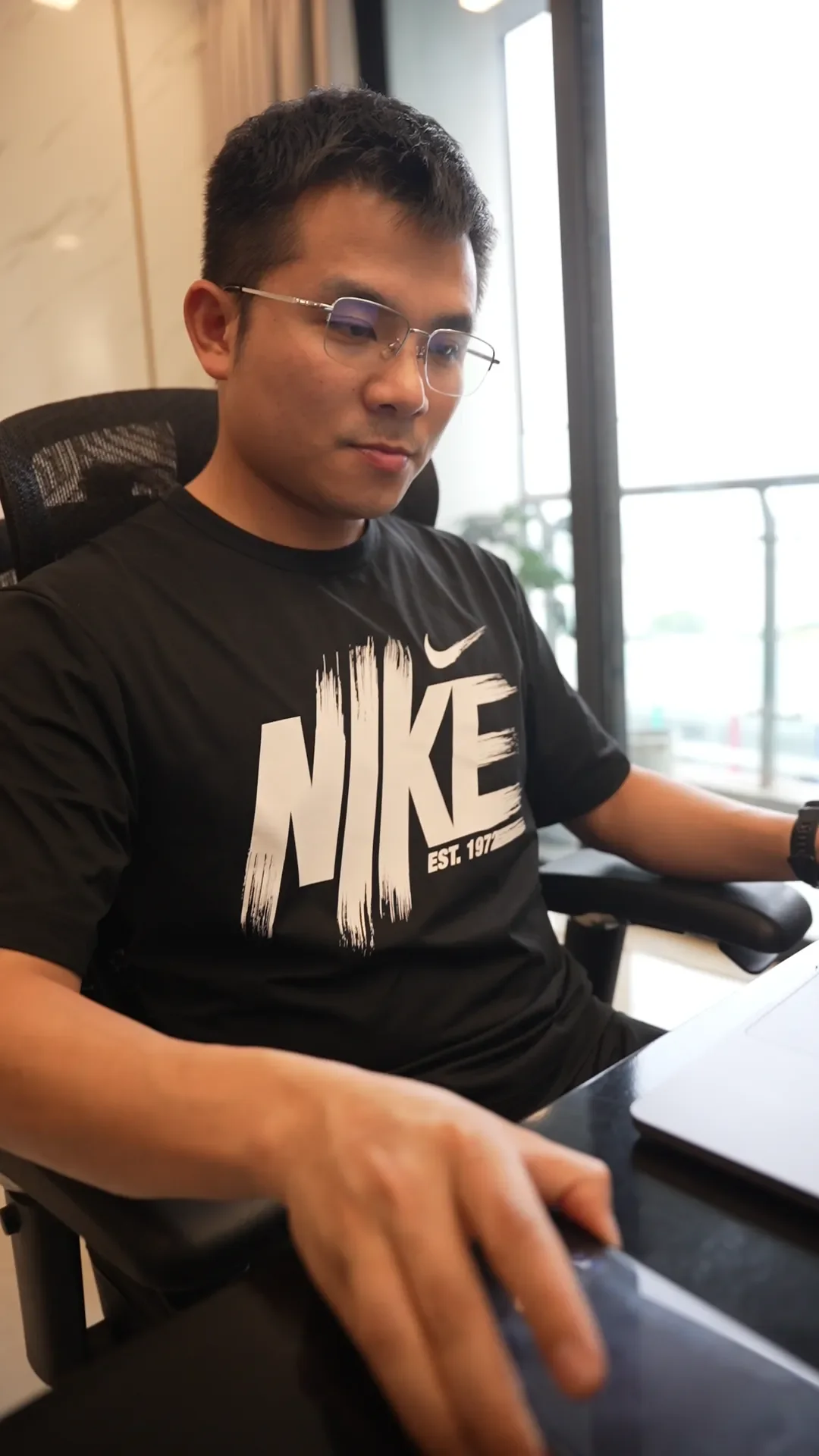 Hải Phạm ngồi nghỉ ngơi thư giãn, nhắc chủ cơ sở đừng vội nghĩ cái page nó cùi bắp