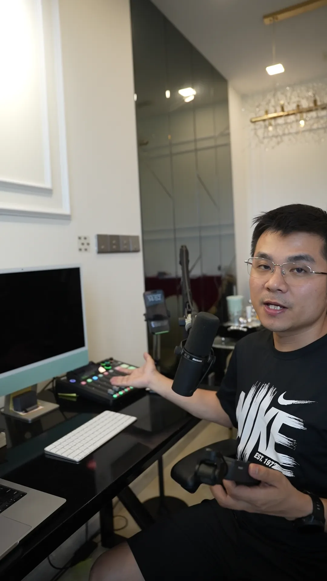 Hải Phạm đứng cạnh máy trong buổi đào tạo sôi nổi, chốt bài học “người chủ những bức ảnh đó họ sẽ nói mình ăn cắp hình ảnh”.
