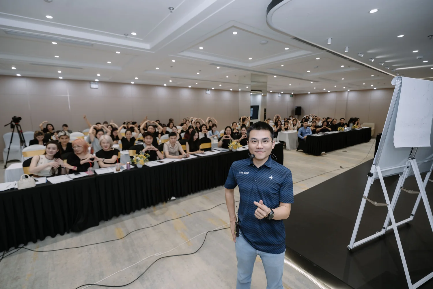 Hải Phạm chỉ vào bảng, người nghe tập trung ghi các bước trong cách làm marketing cho spa, tiệm nail và nối mi