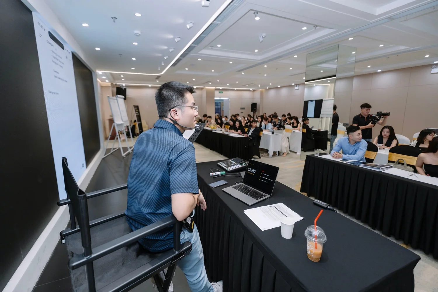 Hải Phạm tập trung chỉ bảng phần nhìn lại hằng tuần trong cách làm marketing cho spa và cơ sở chăm sóc da