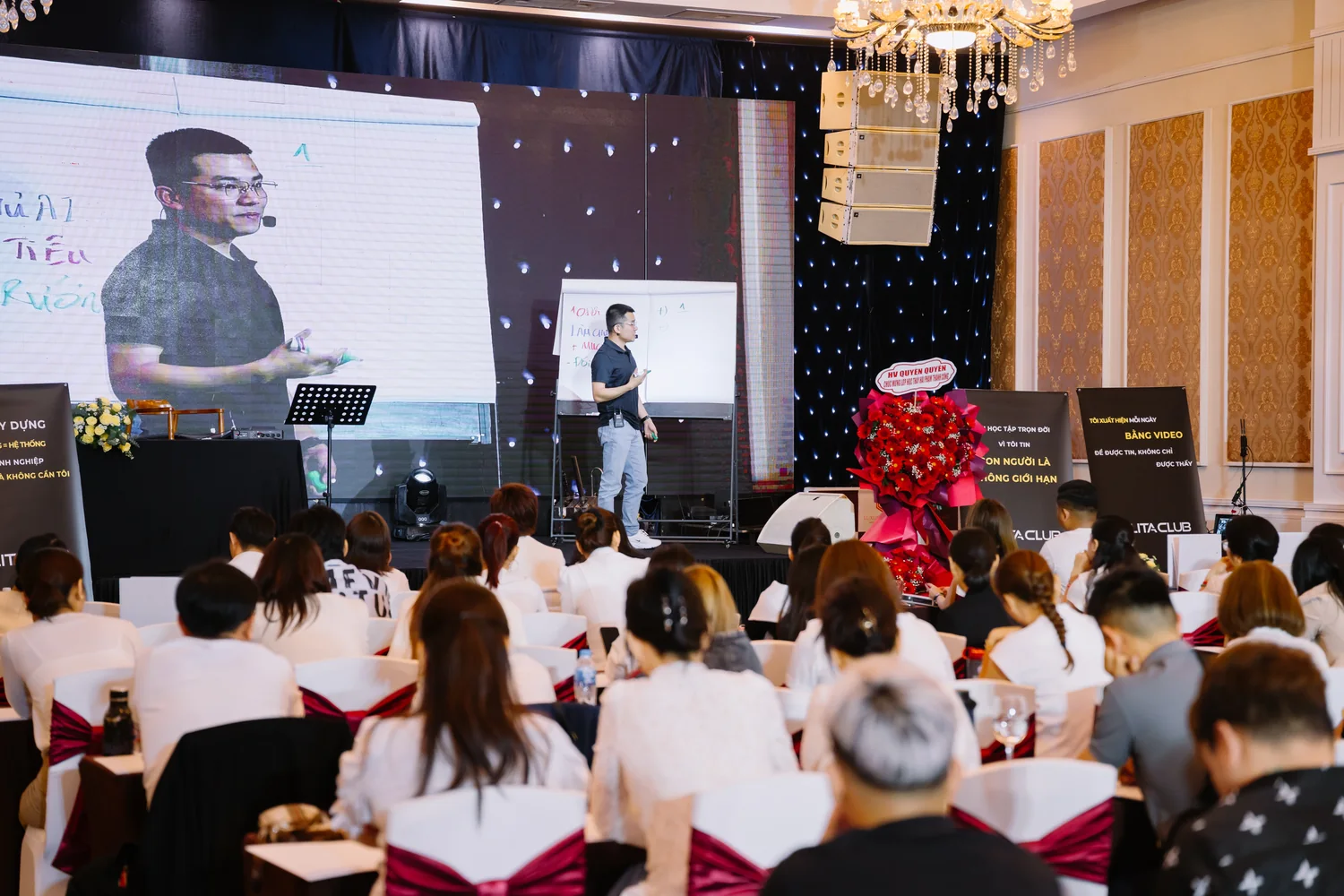 Hải Phạm đang dạy bài, cả lớp tập trung ghi chép cách tìm thợ giỏi cho spa và nối mi
