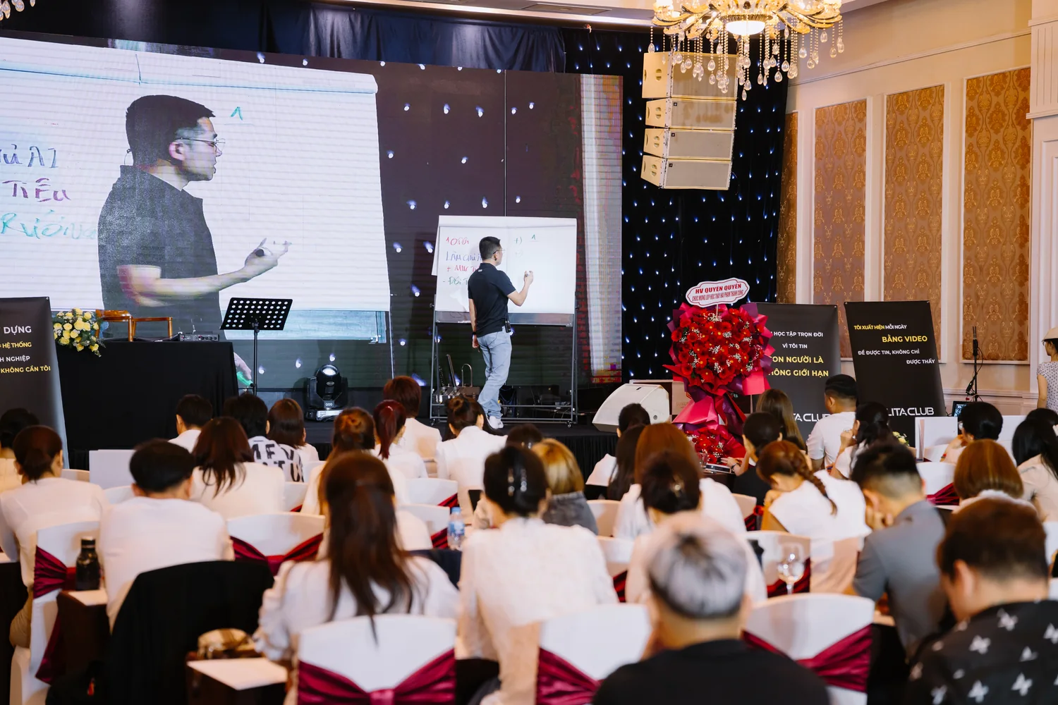 Hải Phạm tập trung hướng dẫn chủ cơ sở làm đẹp cách tìm thợ giỏi cho spa và giữ thợ ở lại