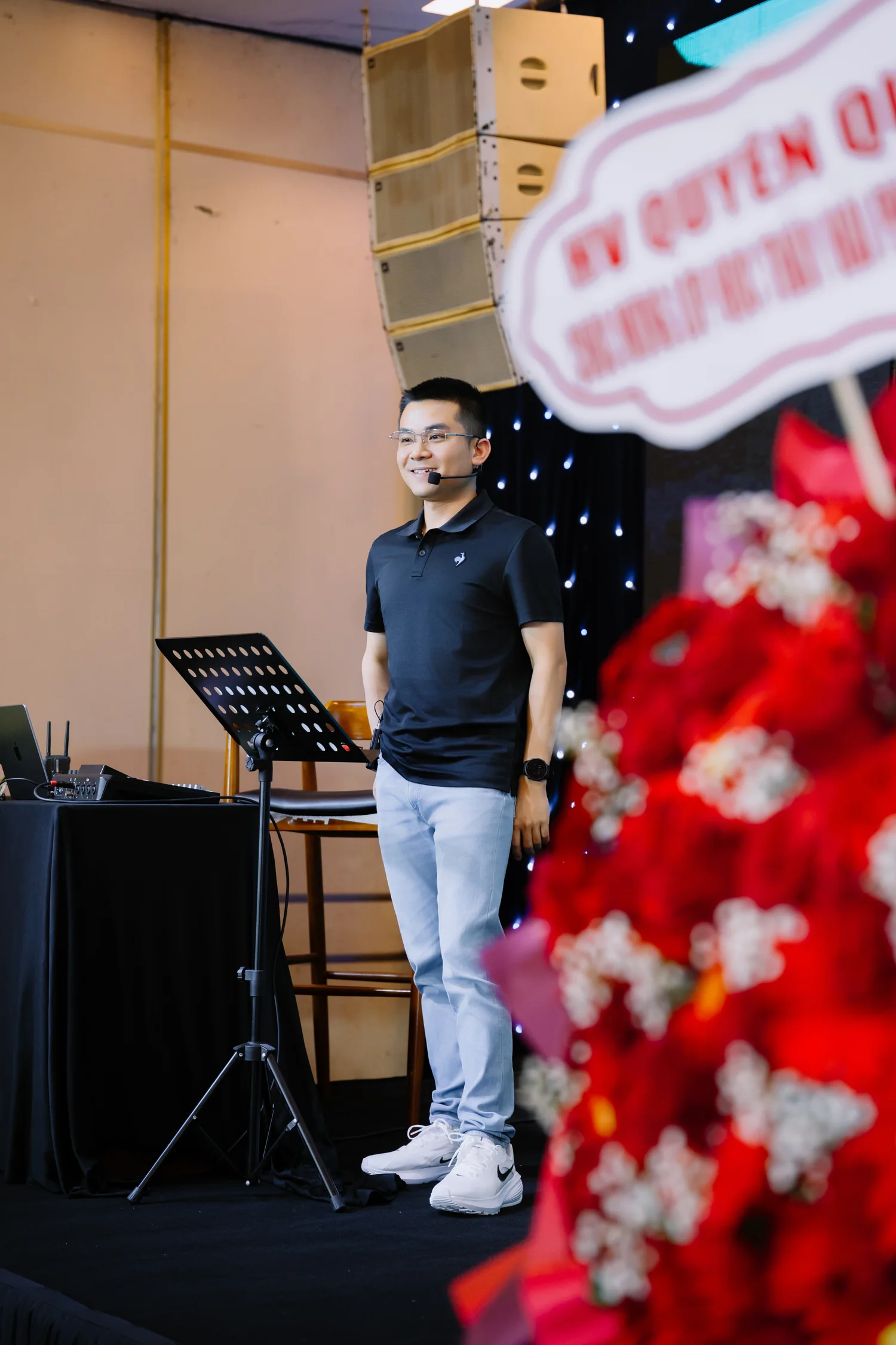 Hải Phạm đang nói chuyện và trả lời câu hỏi với vẻ tự hào, chỉ ra thói quen của người tư vấn trực tiếp với khách rất tự tin