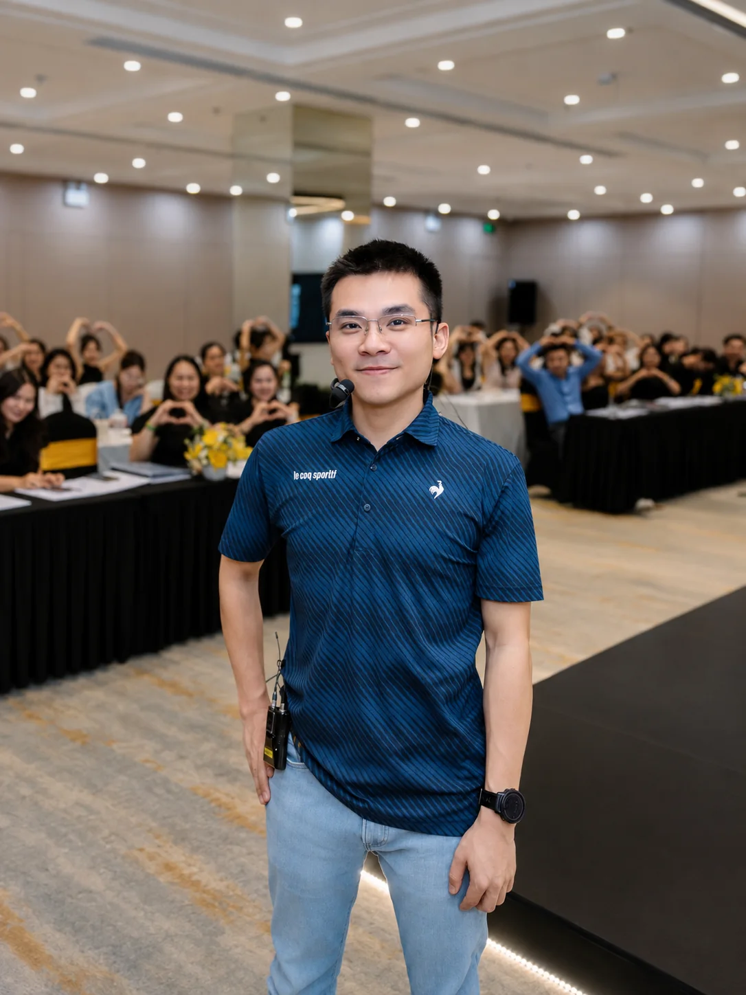 Hải Phạm đứng dạy bài cho chủ cơ sở làm đẹp, gương mặt tự hào, hướng dẫn cách tư vấn trực tiếp với khách rất tự tin